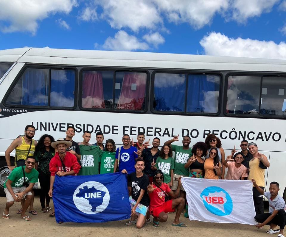 cucadauneofcial's tweet photo. UNIVERSITÁRIOS E SECUNDARISTA BAIANOS COM O PÉ NA ESTRADA 🗣🤌🏼

As primeiras bancadas da Bahia já embarcaram para viver o maior festival estudantil da América Latina. Tem dendê e pimenta aí? 👀🗣

#13BienalDaUNE #EuVouPraBienalDaUNE https://t.co/pzBcsKWgRL