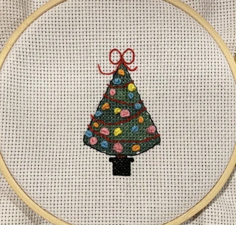 Pixie_vannucci's tweet photo. #christmas #crossstitch #christmastree #frenchknot #decorations https://t.co/QqlL3k2NQ8