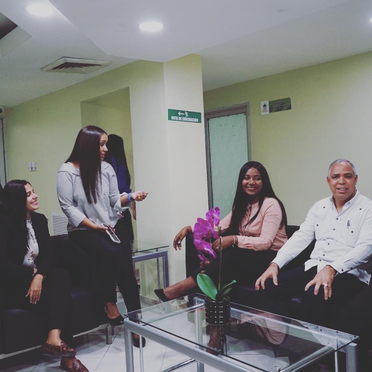 DGDFRD__'s tweet photo. Hoy en su día, extendemos un saludo a las y los jóvenes dominicanos y muy especialmente, aquellos que durante esta etapa de su vida forman parte de la gran familia de la #DGDF.
#DíaNacionaldelaJuventud
#DesarrolloFronterizo https://t.co/viHQK4rEkT