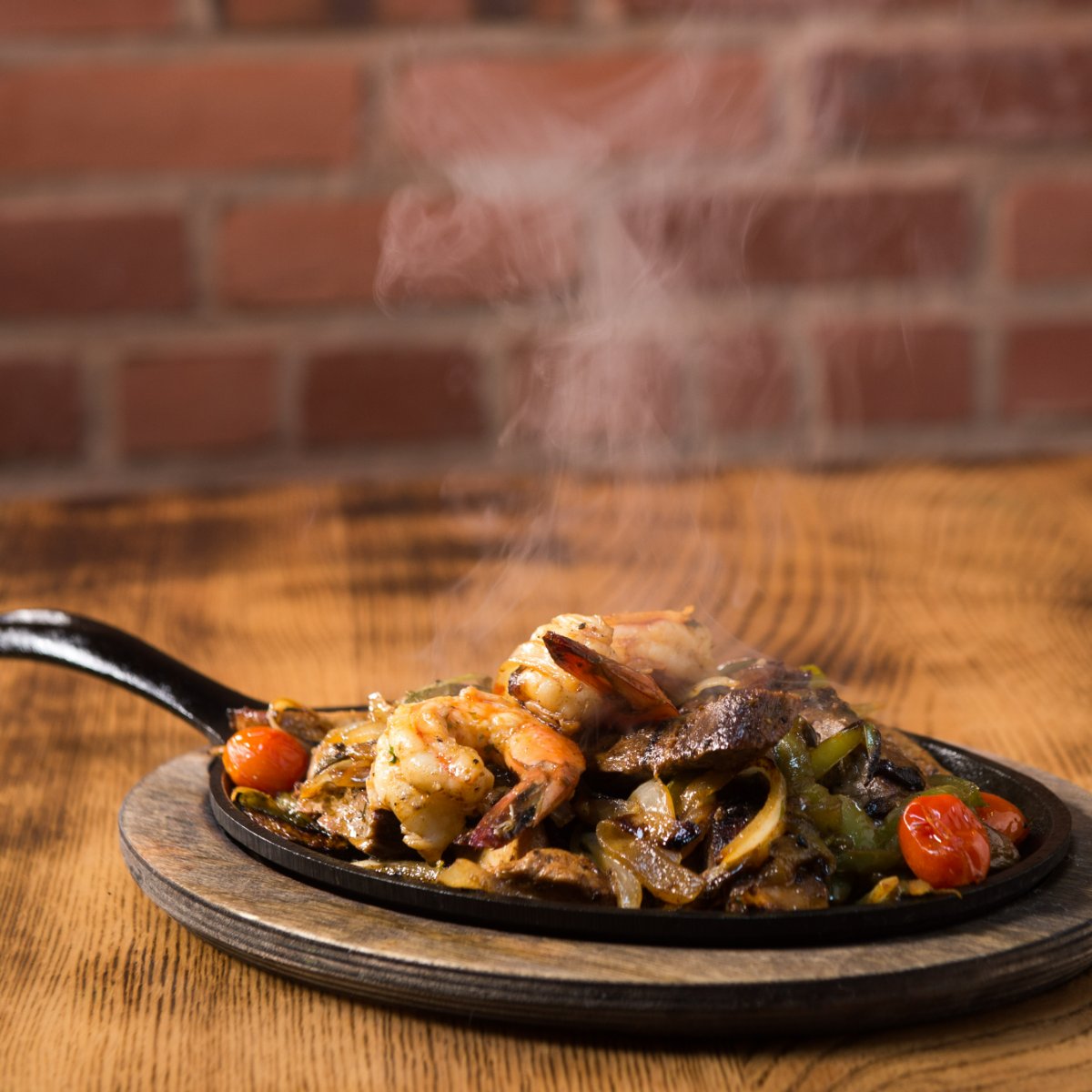 There are so many wonderful things in life, but our steamy fajitas might just be at the top of the list. 🤤