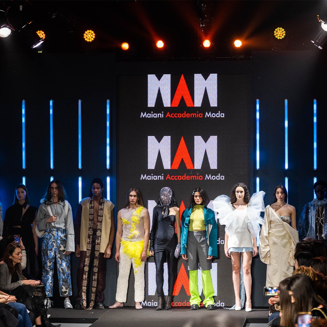 I giovani stilisti di MAM Maiani Accademia Moda hanno portato in passerella ad #Altaroma “Frammenti Di Vita”, una collezione ricca di dettagli, forme e colori diversi tra loro, in cui si mescolano tradizioni e reminiscenze del passato.

#RFW2