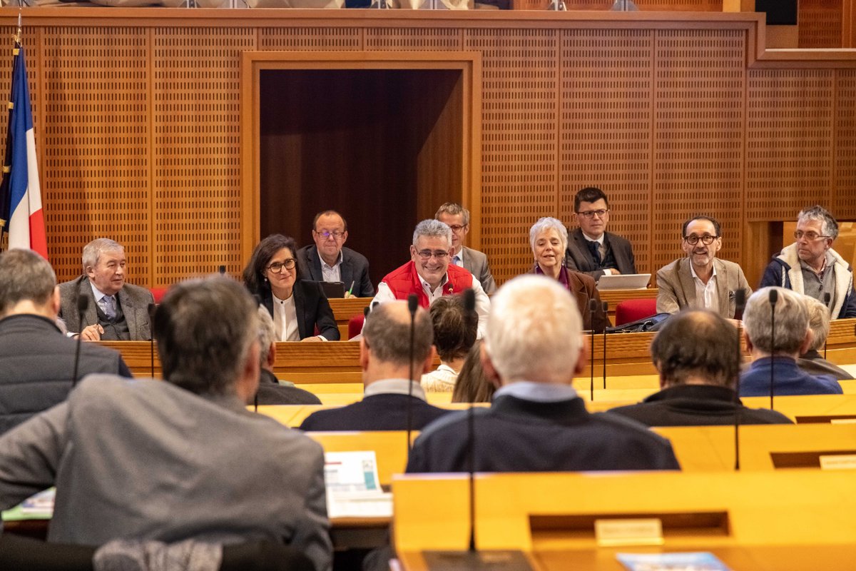 Departement19's tweet photo. @PascalCOSTE &amp; @BuissonPatricia, vice-pdt en charge de la #transitionecologique, ont échangé avec les représentants des interco&amp;le monde économique corrézien sur le plan Corrèze Bouclier Energétique.
Objectif : produire en #Correze&amp;pour les Corréziens une électricité renouvelable https://t.co/pI2nPvWtDC