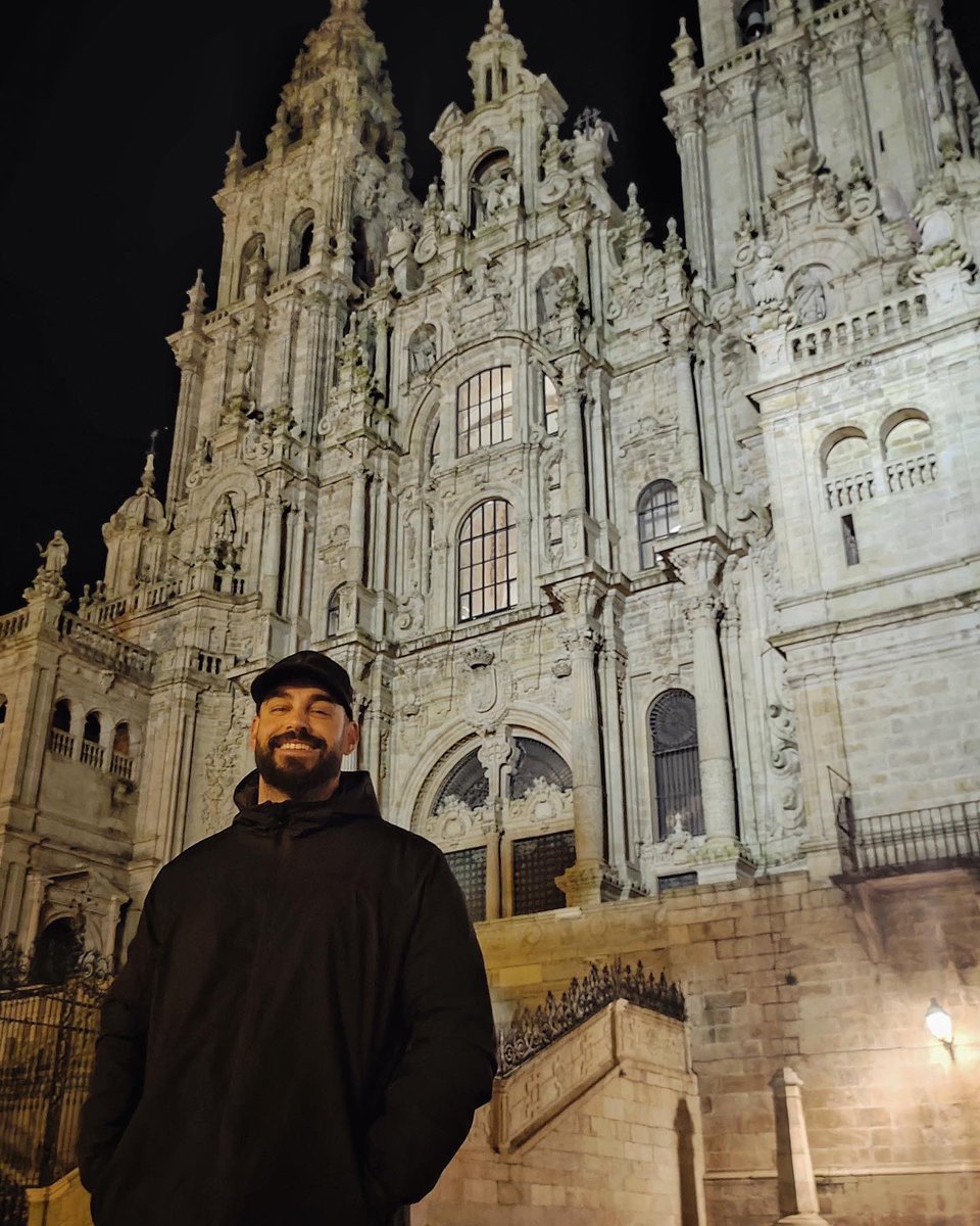 ___aleperez___'s tweet photo. La verdad es que la Catedral de Santiago es bonita, pero de noche se ve espectacular. https://t.co/0sfc25Qvs5