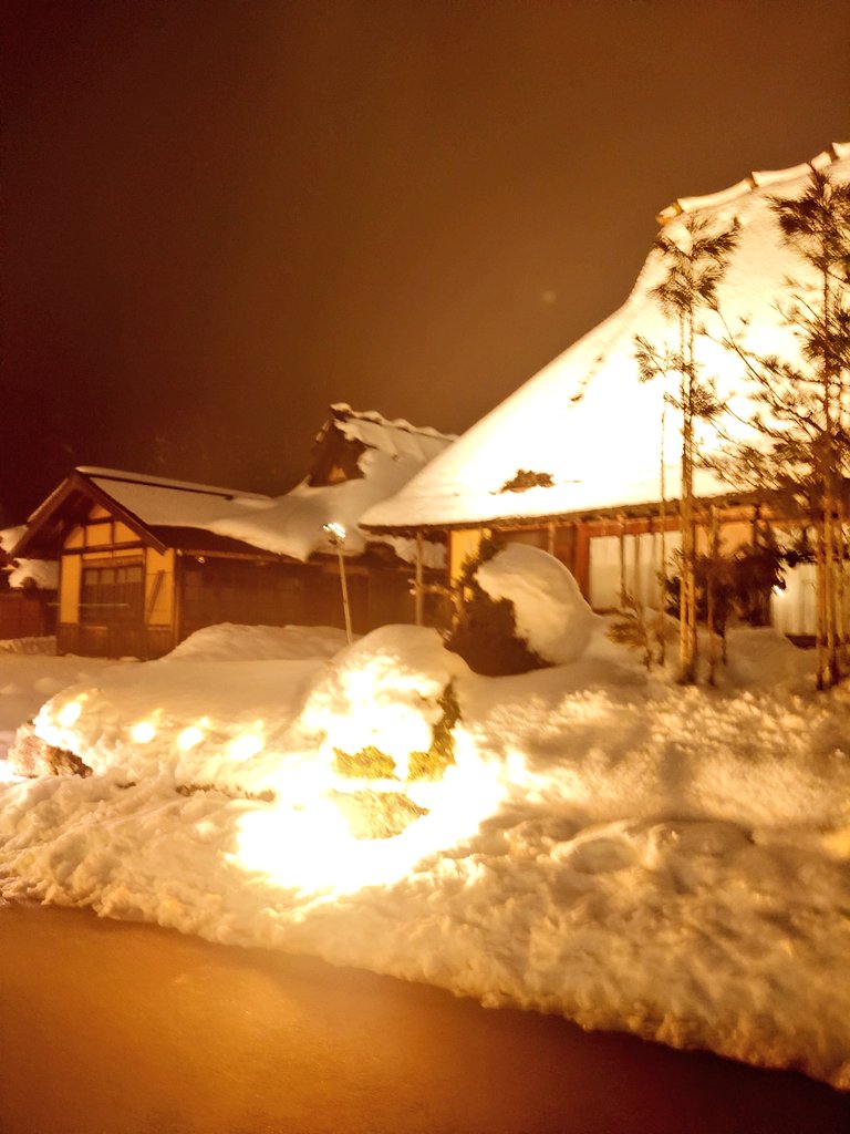 TKakimura's tweet photo. おはようございます
(*´▽｀)ﾉﾉ
昨晩は南丹市美山町北村の「美山かやぶきの里 雪灯廊」に🥰
3年ぶりの開催…
2月4日の最終日、午後６時からは打ち上げ花火も予定
🎆❄⛄️ヽ(´▽｀)/🎶
数年前に私も見ましたがめっちゃ綺麗です💕
車の場合は冬用タイヤで…
今日も実りある一日を
👋😊🍀
動画も後日？😅 https://t.co/fVy09S8KBf