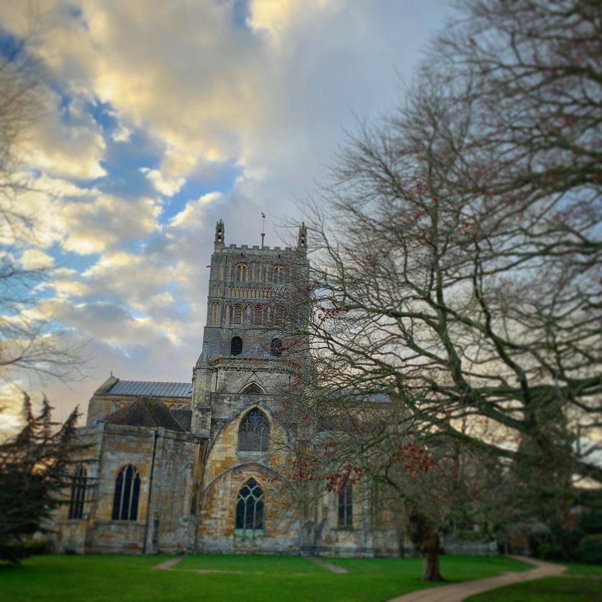 A wonderful evensong at @GlosCathedral, sung by the Chamber Choirs of the three schools attached to @3choirs cathedrals - congratulations to all involved! …and all that after calling in on Gloucestershire’s other glorious church building for a catch-up 😍