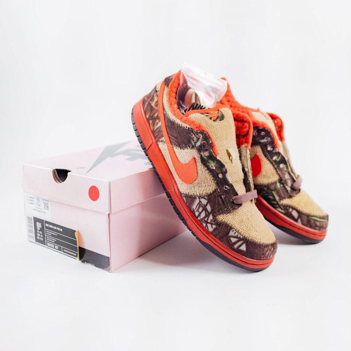 dunksrnice's tweet photo. Older shoes just hit different, even though the woven materials rip easily π
2004 Hunter Dunk Low SB.
#dunksrnice #nikedunk #nikedunksb https://t.co/GdnkBpnM0U