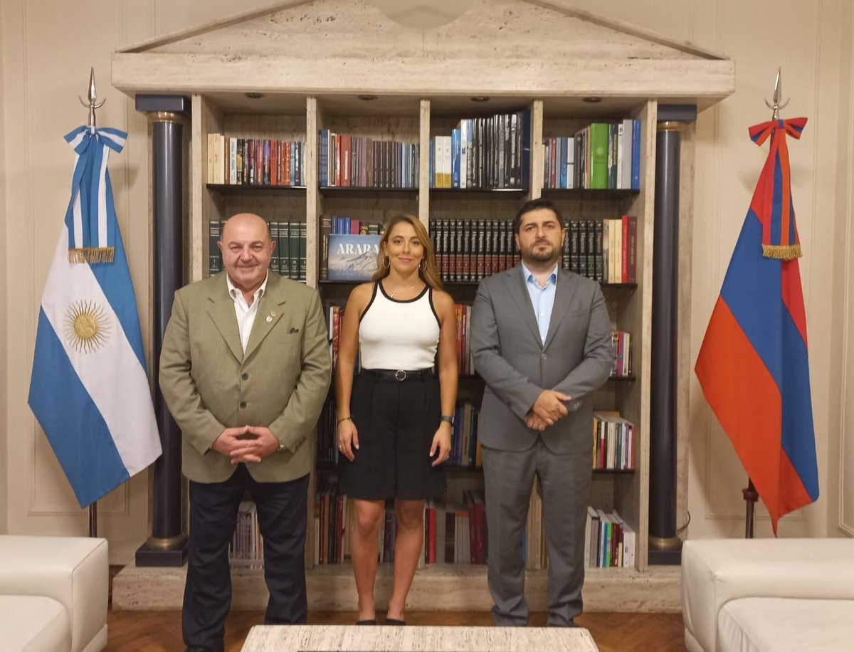 La periodista de <a href="/LANACION/">LA NACION</a> y <a href="/Rivadavia630/">Radio Rivadavia</a>, <a href="/camidolabjian/">Camila Dolabjian</a> fue recibida en la Embajada de Armenia por el Embajador <a href="/H_Virabyan/">Hovhannes Virabyan 🇦🇲 Հովհաննես Վիրաբյան</a>, junto al directivo del Centro Armenio, Juan Sarrafian. Agradeció el cálido recibimiento y se puso a disposición para colaborar con los intereses de 🇦🇲