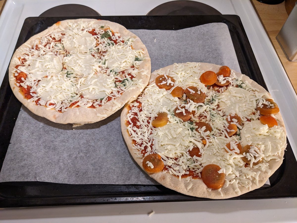 TedPatrik's tweet photo. Inte utan att man blir nyfiken på hur ICA väljer ut vilka mozzarellapizzor ("med körbärstomater") som faktiskt ska ha körbärstomater. 🤔
#BlåstPåTomaten https://t.co/Mr6SgAfBI8