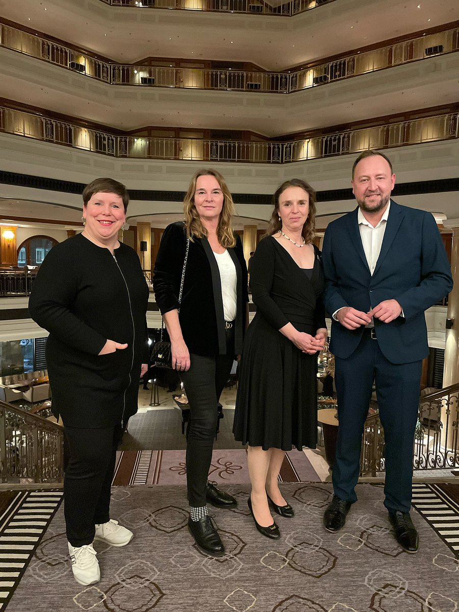 Mit Beate Kiep beim traditionellen @VBP_Berlin Neujahrsempfang im <a href="/WestinBerlin/">Westin Grand Berlin</a>. Herzlichen Dank an Andrea Bishara und Michaela Mehls für die Einladung, Tina Brack für die Gastfreundschaft und den vielen anwesenden Kolleg:innen für den vertraulichen Austausch.