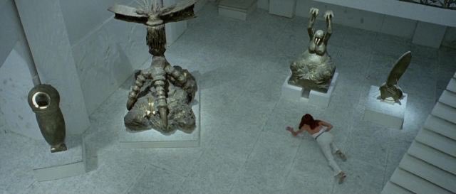 torsodapop's tweet photo. THE BIRD WITH THE CRYSTAL PLUMAGE (1970) • directed by Dario Argento • DoP Vittorio Storaro • score by Ennio Morricone • fun fact: after Probability Zero Argento & Lado collaborated on a re-working of The Screaming Mimi for which Lado remains uncredited • #GialloJanuary🧵1/2 https://t.co/FlxV2m5wG6