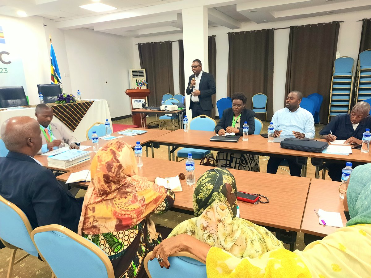 iftinfoundtion's tweet photo. @iftinfoundtion participated in a high-level meeting, which East African Community delegate in Mogadishu had been consulting with Somali civil society leaders about Somalia candidacy to join to the @jumuiya that had discussed fruitfully.
@US2SOMALIA
@USAIDSomalia 
@1977Creative https://t.co/AQhUWxo9sg