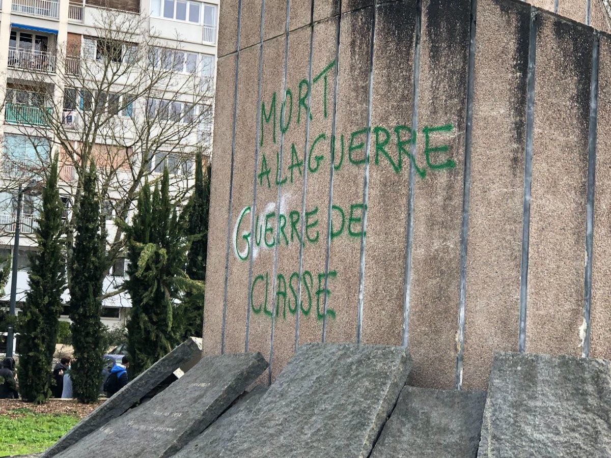 Le monument aux victimes de la Déportation tagué #Rennes : voilà ce qui arrive lorsque  de"beaux esprits" relativisent les dégradations des bâtiments lors des manifestations.