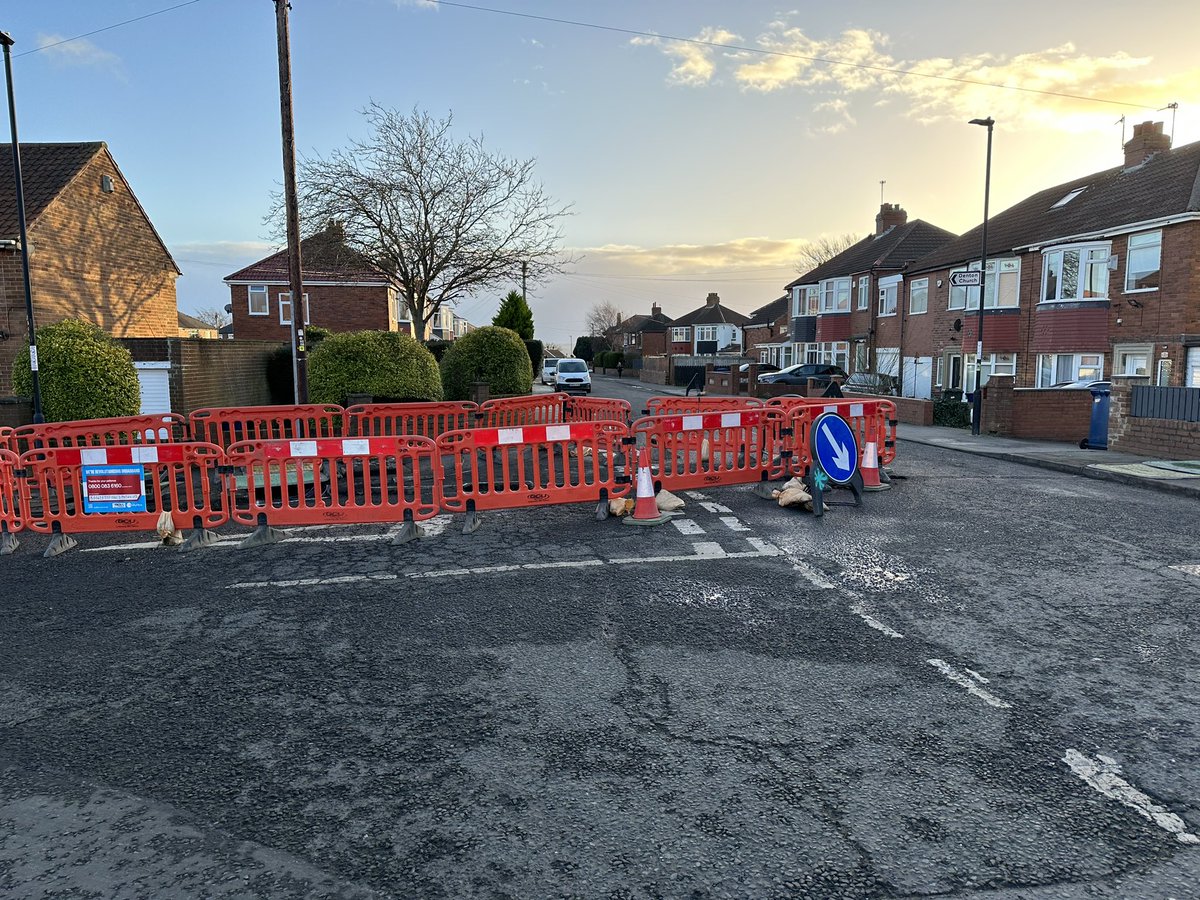 pcresh's tweet photo. Hey @CityFibre &amp; @NewcastleCC, what the HELL is this!? Outright dangerous. How many council officials needed to be bribed to allow this to go ahead? One picture shows the van having to mount the footway to get around. Surely this should be a closure? @CatMcKinnell @dangreenhough https://t.co/pidcyjATH0