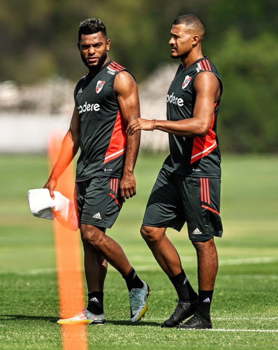 rondonismo9's tweet photo. Miguel Ángel Borja y José Salomón Rondón.

La dupla de las arepas llegó a River.

🇨🇴🤝🏻🇻🇪 https://t.co/s5yxy4FtiD