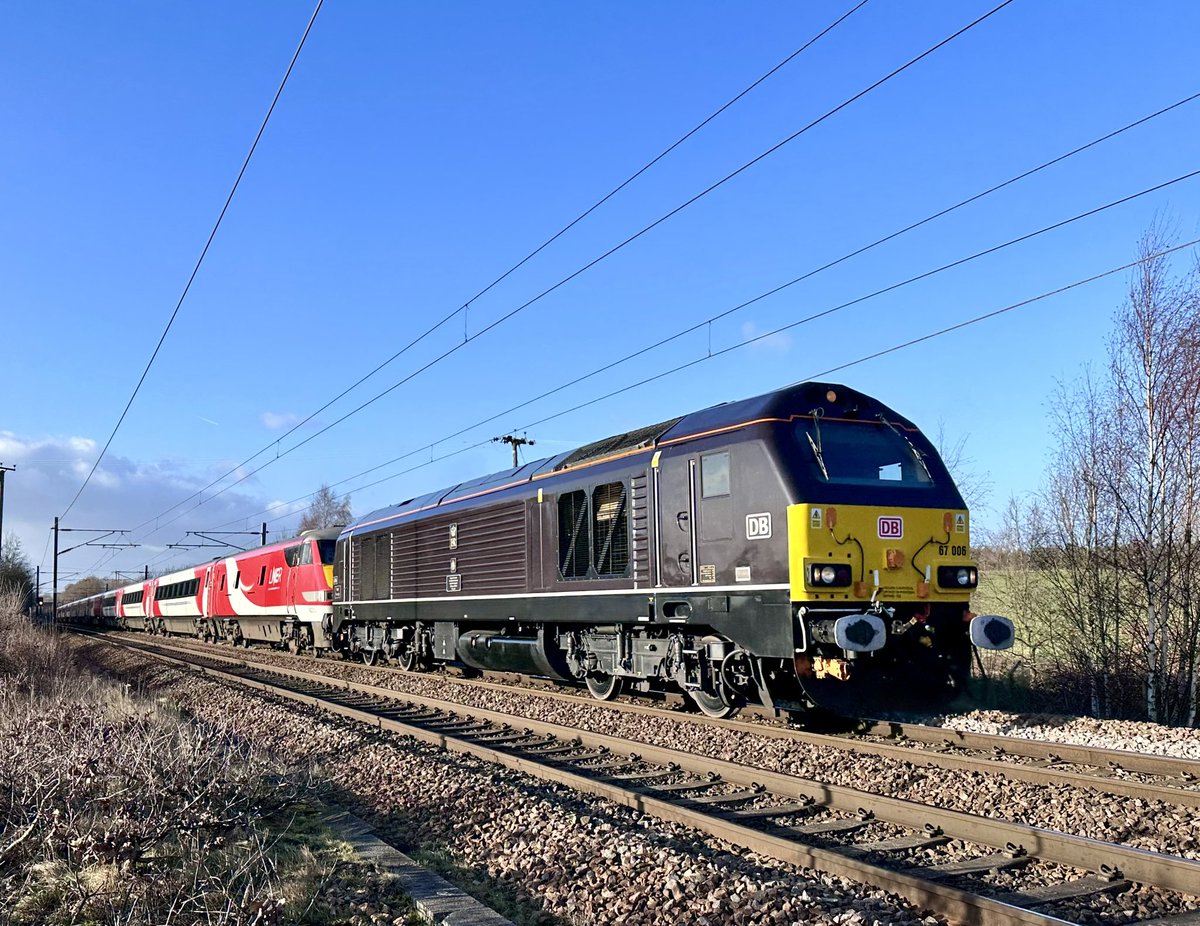 67006 taking 91107 and set to Doncaster for a new livery on todays 5E23 #class67 #class91