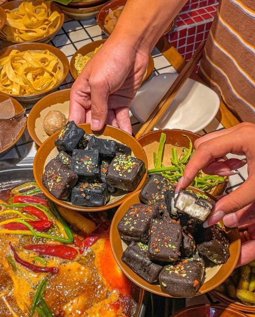 live_seasons's tweet photo. Check out this creative mahjong-like fried yogurt dessert in #Wuhan.
It features white chocolate layers and a strong yogurt taste. The store also offers exotic fired #stinkytofu. You should definitely try them out! ๐ #playmahjong https://t.co/Bs5xvkuBDq