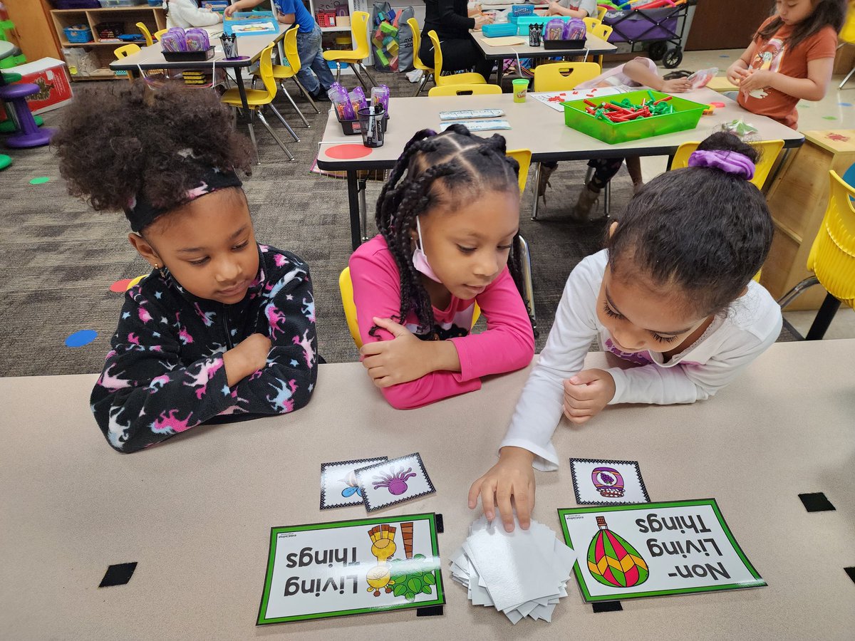 amanda_kabutha's tweet photo. My students are learning about living and non-living things in science. Today in centers, they are practicing what we learned yesterday with this fun sorting game. #FuninPreK I am very proud of how well they all did 💜
@vhernan5 @HumbleISD_PREK @Barela_ECE @LEThomas_ECE https://t.co/V4v3FFzdKV