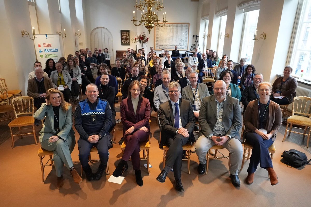 Minister <a href="/HankeBruinsSlot/">Hanke Bruins Slot</a> van <a href="/MinBZK/">Ministerie van BZK</a> lanceert norm Stop agressie Samen in Paushuize. 1 op 3 ambtenaren ondervindt agressie tijdens werk. CvdK <a href="/HansOosters/">Hans Oosters</a>: “Het is een belangrijk signaal dat hier nu een landelijke norm tegen is. Mensen moeten veilig hun werk kunnen doen.”