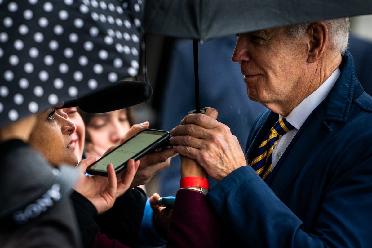 demetriusfreem's tweet photo. @potus reaches for @kwelkernbc umbrella during a rainy departure from @WhiteHouse https://t.co/PblEB9dntP