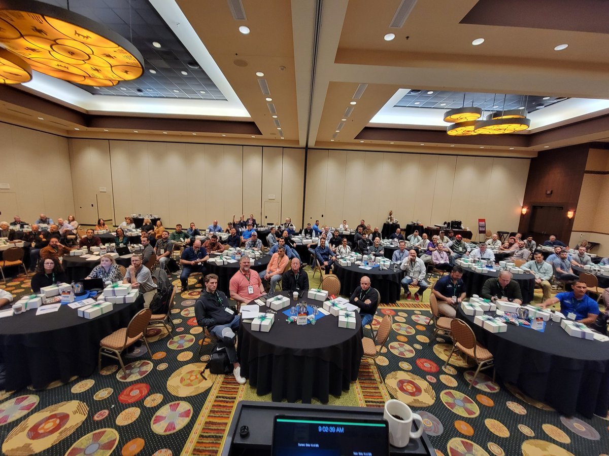 I am presenting on using social media for biz to the group at the @AstroTurfUSA Sales Conference in Fort McDowell, Arizona, right now. They are a great bunch 😂👏