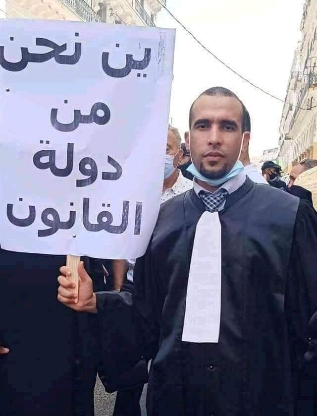 🔴الزميل المغدور جمال الدين شاوي سبق و قدم شكوى منذ قرابة سنتين كونه كان ضحية محاولة اغتيال و سرقة ، و اشتكى مرارا عدم اتخاذ الإجراءات القانونية اللازمة.
و مع ذكره أن الجناة معروفون 
ليبقى التساؤل إلى أين ؟؟؟؟؟