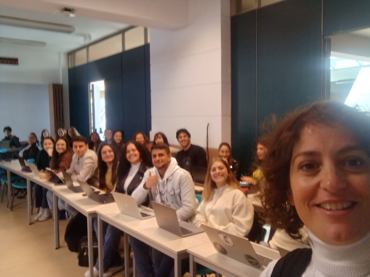 LaraCarrascosa1's tweet photo. Ayer @MayerTrujillo y yo misma dimos la bienvenida al alumnado de tercero del Grado de Periodismo de la ULL al segundo cuatrimestre. Confieso que la noticia triste de la pérdida de un amigo me dejó rota y olvidé subirla. Que la tristeza no nos impida celebrar la vida.💜 https://t.co/M75kNLSrES