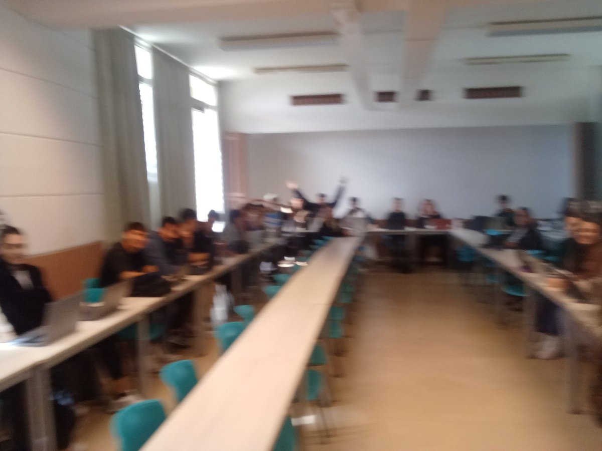 LaraCarrascosa1's tweet photo. Ayer @MayerTrujillo y yo misma dimos la bienvenida al alumnado de tercero del Grado de Periodismo de la ULL al segundo cuatrimestre. Confieso que la noticia triste de la pérdida de un amigo me dejó rota y olvidé subirla. Que la tristeza no nos impida celebrar la vida.💜 https://t.co/M75kNLSrES