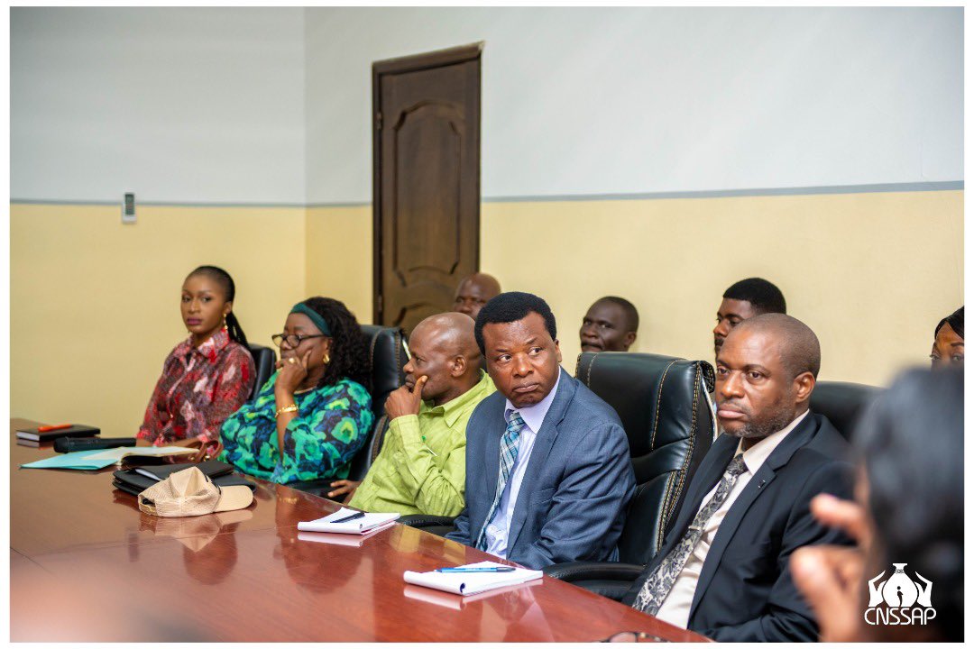 NseyaPatience's tweet photo. Le Top Manager Junior Mata et le Ministre Tony Mwaba ont échangé autour de la retraite des enseignants. Ceux qui sont admis à la retraite sont désormais les bienvenus à la*CNSSAP*. Leur pension prise en charge par cette grande structure,dirigée par Junior MATA.Du côté de CNSSAP, https://t.co/0X6itiZNmR