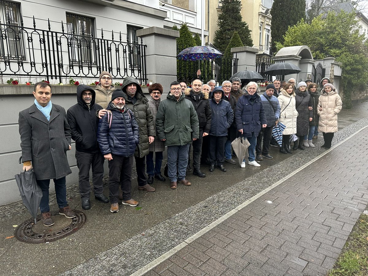 Bu gün, 31 yanvar 2023-cü il tarixində, Tehrandakı Səfirliyimizə qarşı törədilmiş terror aktı zamanı şəhid olmuş Orxan Əsgərovun xatirəsini anmaq üçün Azərbaycan Respublikasının Berlindəki Səfirliyinin (<a href="/AzEmbGermany/">Azerbaijan in Germany</a> ) önündə toplandıq. 

Allah şəhidimizə rəhmət eləsin!