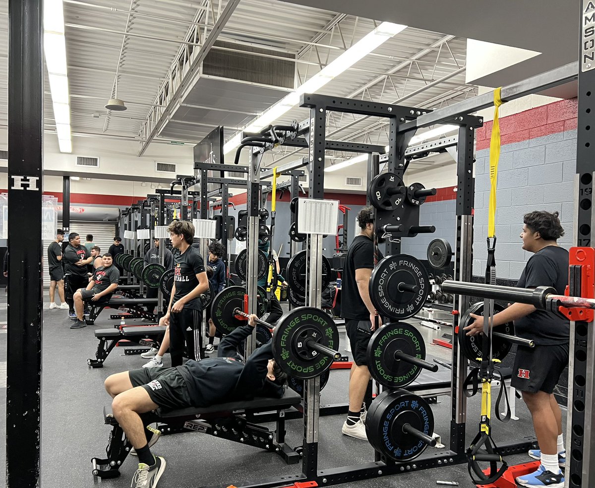 Weight Room was bumping this morning! 2023 season starts now! #RiseAndConquer <a href="/RCadena2001LTD/">Ruben Cadena</a> <a href="/JMHanksHigh/">J.M. Hanks High School</a> <a href="/Coach_Veliz/">Coach Scott Veliz</a>