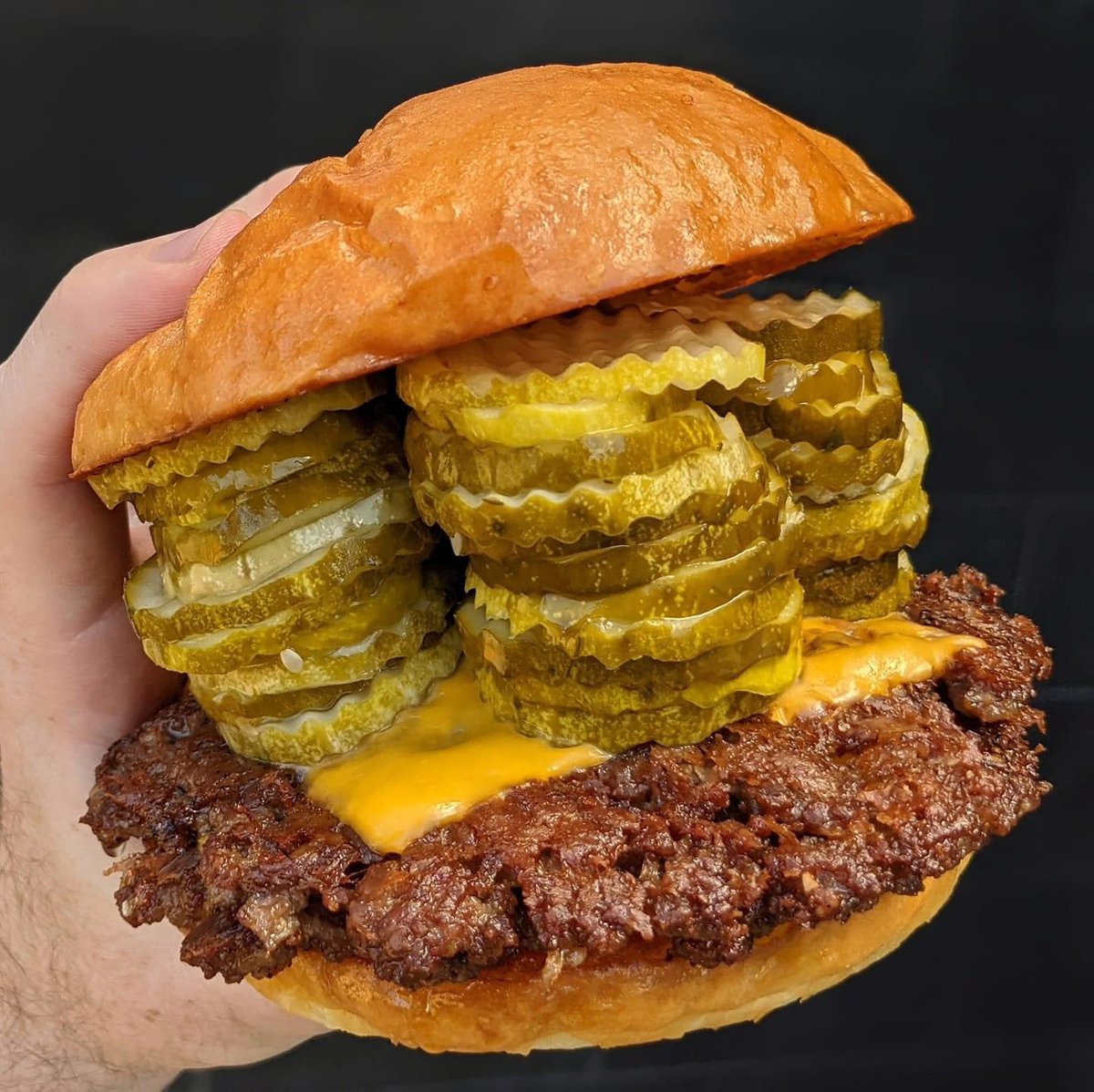 food_porn's tweet photo. How many pickles is too many pickles?! 🤷🏽‍♂️🍔 https://t.co/TmYOftxuJb