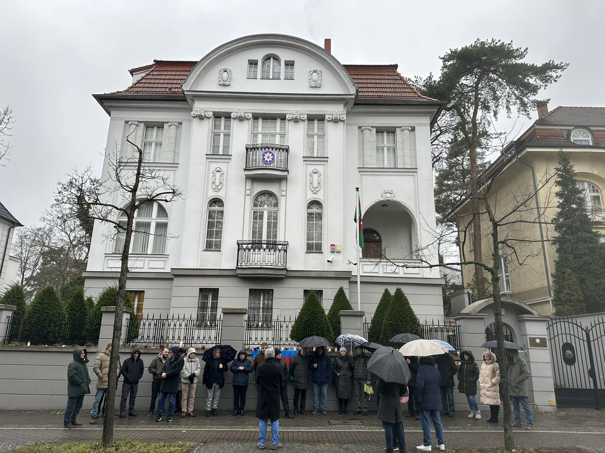 Bu gün, 31 yanvar 2023-cü il tarixində, Tehrandakı Səfirliyimizə qarşı törədilmiş terror aktı zamanı şəhid olmuş Orxan Əsgərovun xatirəsini anmaq üçün Azərbaycan Respublikasının Berlindəki Səfirliyinin (<a href="/AzEmbGermany/">Azerbaijan in Germany</a> ) önündə toplandıq. 

Allah şəhidimizə rəhmət eləsin!