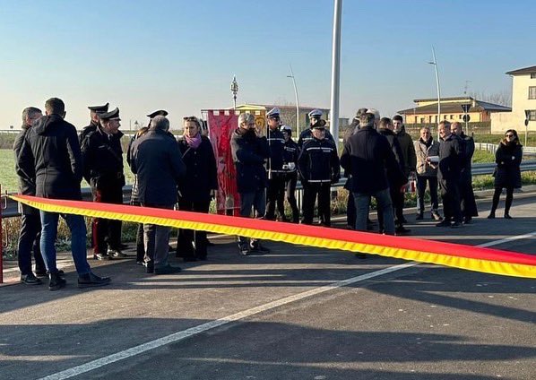 Inaugurato il tratto della SP100 che unisce #Palosco con #Pontoglio. In tempi record sono stati eseguiti lavori di allargamento e riqualificazione grazie ad uno stanziamento di 1.500.000 euro di #Regione nell’ambito del #PianoLombardia.