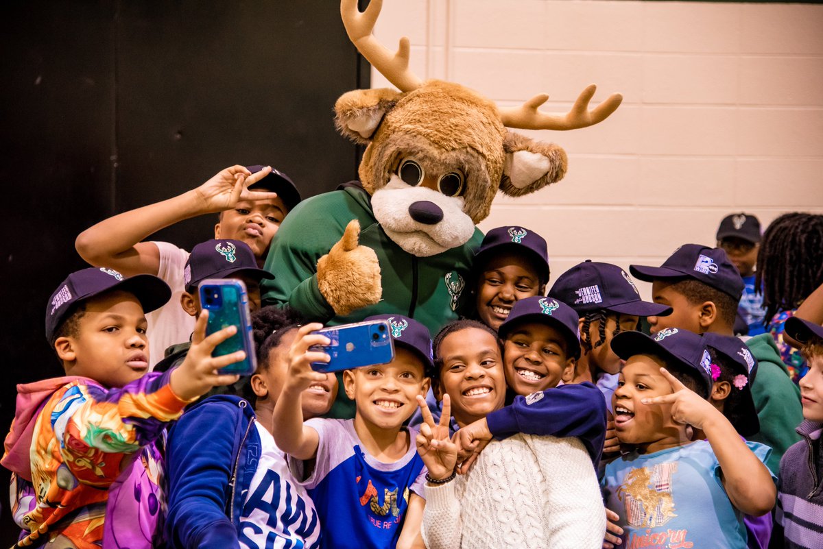 BGCMilwaukee's tweet image. She's an icon, she's a legend, and she's an EGOT! The kids at Pieper-Hillside got a surprise when Jennifer Hudson—and Bango!—came to visit yesterday. Thank you to everyone at @JHudShow, @Bucks, and @WISN12News for helping us invest in more great futures. #GreatFuturesStartHere