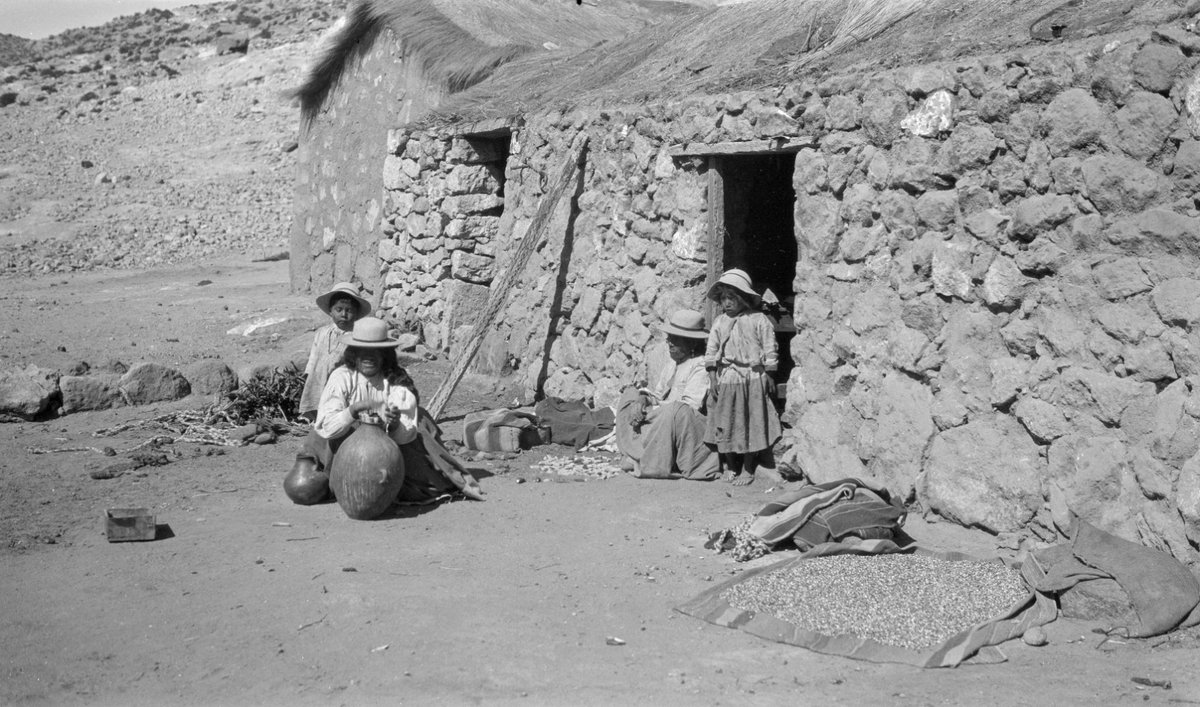 Ckunsa_Ttulva's tweet photo. 📸𝗟𝗔𝗜𝗣𝗜𝗡𝗧𝗨𝗥/𝗜𝗺𝗮𝗴𝗲𝗻𝗲𝘀📸
.
👉🏽Familia en las afueras de su vivienda de #piedra con techos de #paja en #Toconce, #AltoLoa, 1920, William E. Rudolph. https://t.co/mNhj8vKnqX