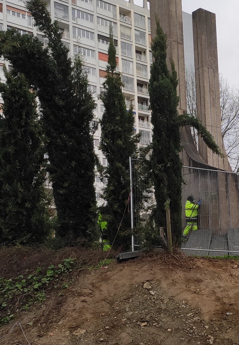 À #Rennes, le monument en mémoire aux déportés et résistants a été tagué aujourd'hui par la tête de cortège sortie du parcours de la manifestation. À peine 2 heures plus tard, les équipes de nettoyage étaient à l'œuvre. Bravo ! (Donc, quand on veut, on peut, @nathalieappere).