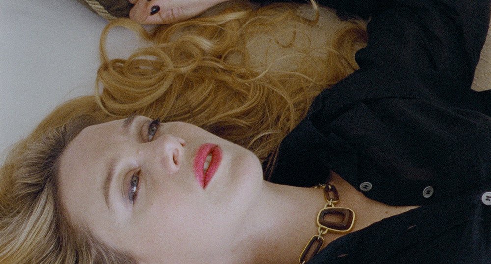 #단순한열정 지나치게 많은 29금 씬들때문에 좀 지치지만 영상미와 음악의 조화가 아름다운 영화. 여주 #라에티샤도슈 의 분위기가 매우 맘에 들었고...