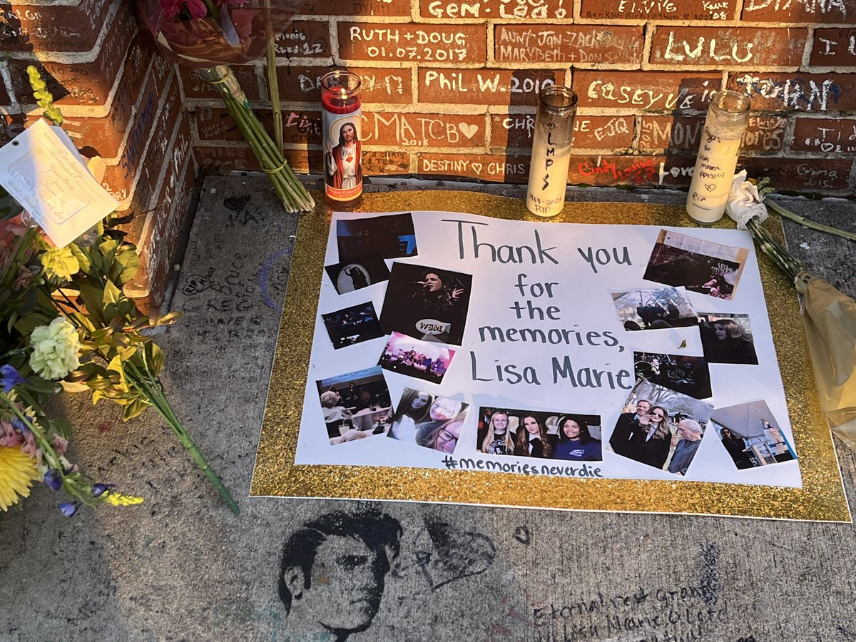 familyfilmsprod's tweet photo. More Graceland and #lisamairepresley #funeral #memories #memorialservice #elvispresley #elvis #elvistcb⚡️ #elvisrip #elvisfan  #cousintoelvis my best to you all from Aaron Presley, Elvis 7th cousin. #elvispresleyfans #duchessofyork #SarahFerguson https://t.co/UCuP4vgwk2
