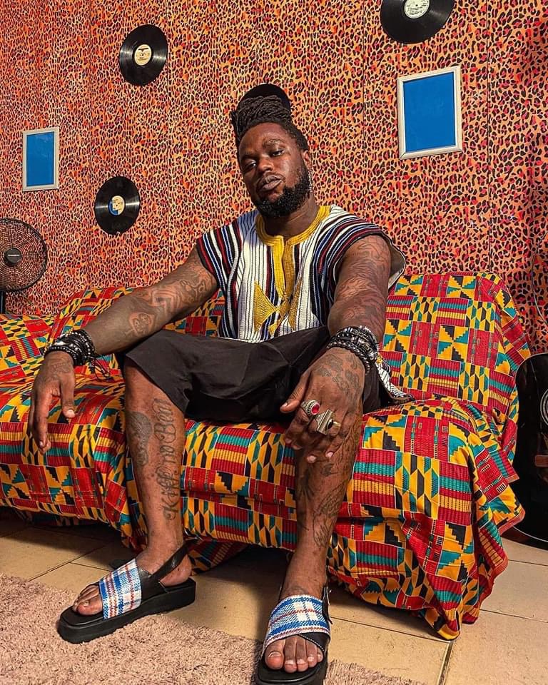 BLACK K🇨🇮:

“Si je devais avoir un pouvoir surnaturel, ça serait pour réveiller les défunts afin de réveiller la maman de DIDI B, pour qu’elle voit ce qu’il est en train de réaliser en ce moment dans le monde du showbiz”