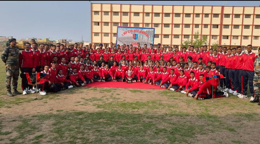 NccDteMPCG's tweet photo. #RDC2023
#NCCactivity
Maj Gen Ajay Mahajan, ADG MP&CG Dte visited the RDC contingent which arrived back from New Delhi after a gruelling month @ RDC camp. He interacted and felicitated the cdts at the dekitting camp at Bansal College/Bhopal Gp/MP&CG Dte.
@HQ_DG_NCC
@PRODefNgp https://t.co/eu7BVTgrLM