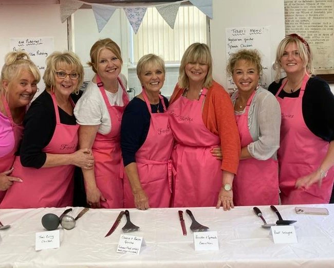 Just a few places left on our "Handbag for a Day" singing workshop on Saturday 11th March in #Chester Led by @mattbakermd the day will be full of friendship, singing and laughter. Our "Food Fairies" can't wait to serve you up a delight too! 🍰
Please RT ahandbagofharmonies.co.uk