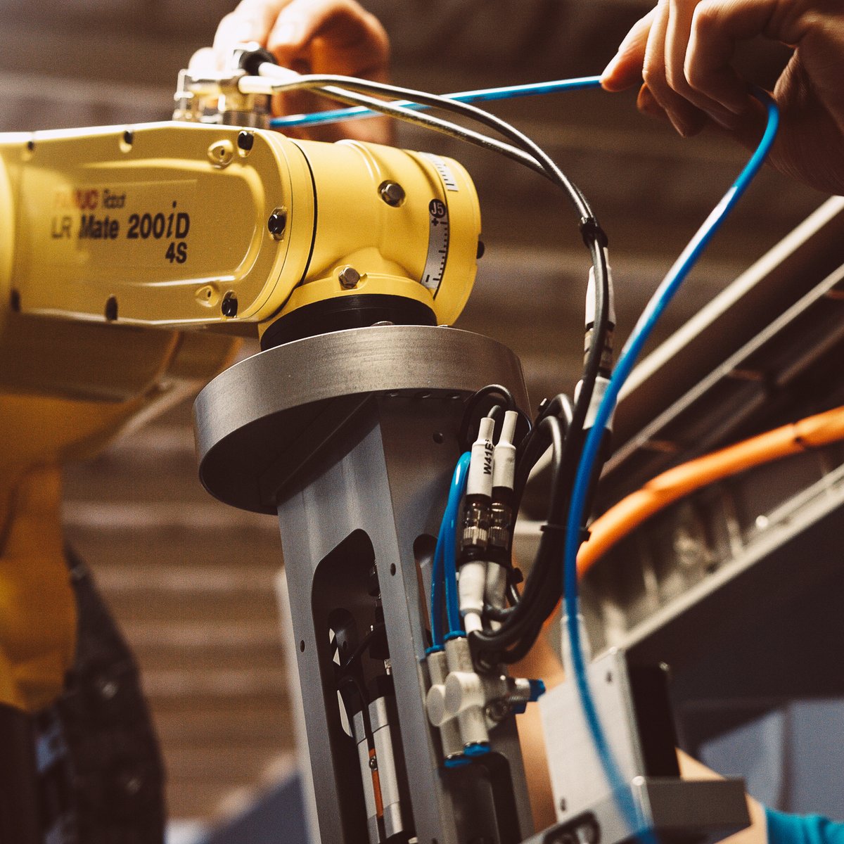 Wir freuen uns, die Arbeit unseres Kollegen zu teilen, während er das Verkabelungsarbeiten rund um den Greifer unseres industriellen Roboters durchführt. Diese Aufgabe garantiert eine fehlerfreie Ausführung für unser Equipment.
help-tec.ch
#robotics #industrialdesign