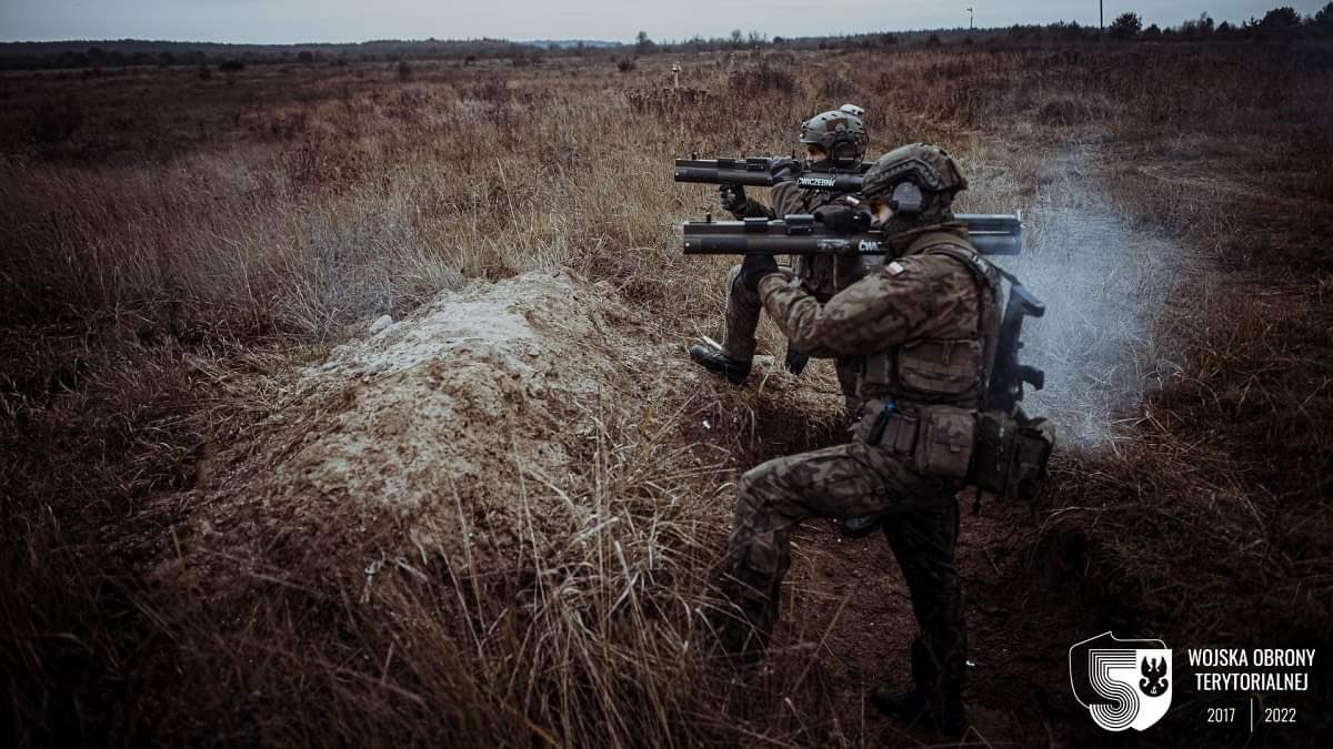 JGromadzinski's tweet photo. Jak pokazują doświadczenia z wojny w Ukrainie dywersyfikacja środków ppanc gwarantuje budowę właściwego i skutecznego systemy obrony ppanc zarówno Wojsk Lądowych jak i Wojsk Obrony Terytorialnej #Javelin #Brimstone #Pustelnik #M72ECMK1 https://t.co/uoNxA09ZUy