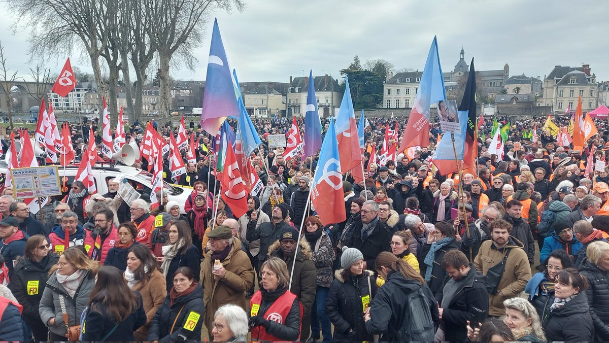 DetaisMarion's tweet photo. Record battu à #Laval pour la manifestation #greve31janvier #ReformesDesRetraites : 10 000 manifestants.

Macron, ta réforme on n'en veut pas !

On ne lâchera pas ! https://t.co/S37L3DZJRL