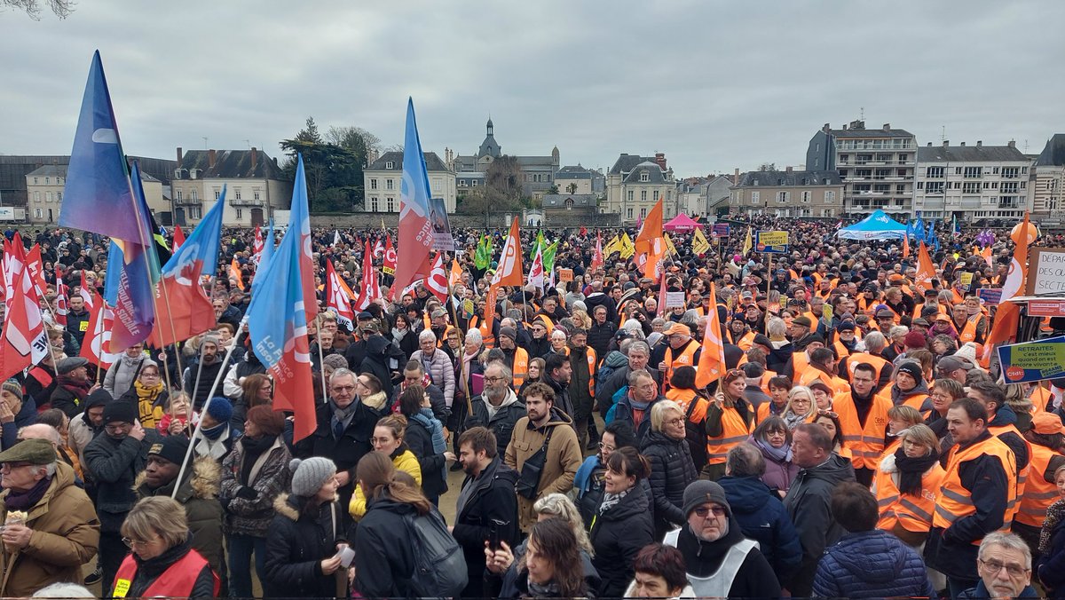 DetaisMarion's tweet photo. Record battu à #Laval pour la manifestation #greve31janvier #ReformesDesRetraites : 10 000 manifestants.

Macron, ta réforme on n'en veut pas !

On ne lâchera pas ! https://t.co/S37L3DZJRL