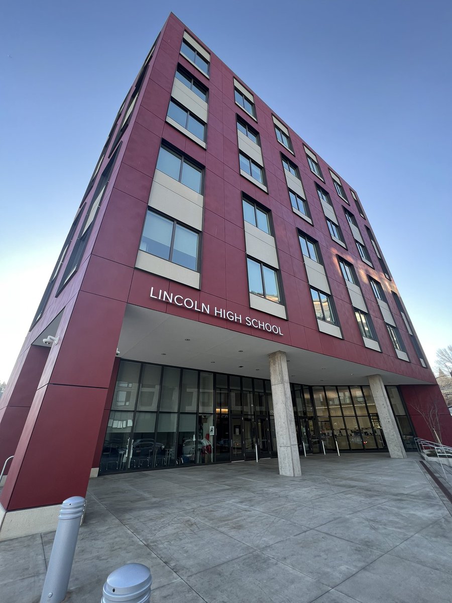 LakayanaD's tweet photo. Students at Lincoln High school are loving their new building with much more space to learn and work. Can’t wait to bring that same energy to the Jefferson redesign project! @PPSConnect 👑 https://t.co/wEYD3esKPe