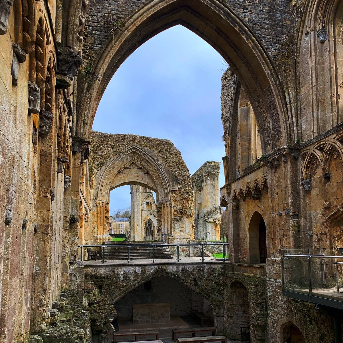 My New Year’s resolution was to go to more medieval sites, and I’m so glad I followed through! The fact that I’d never bothered to take an hour bus journey to Glastonbury is, quite frankly, very disappointing. #glastonburyabbey