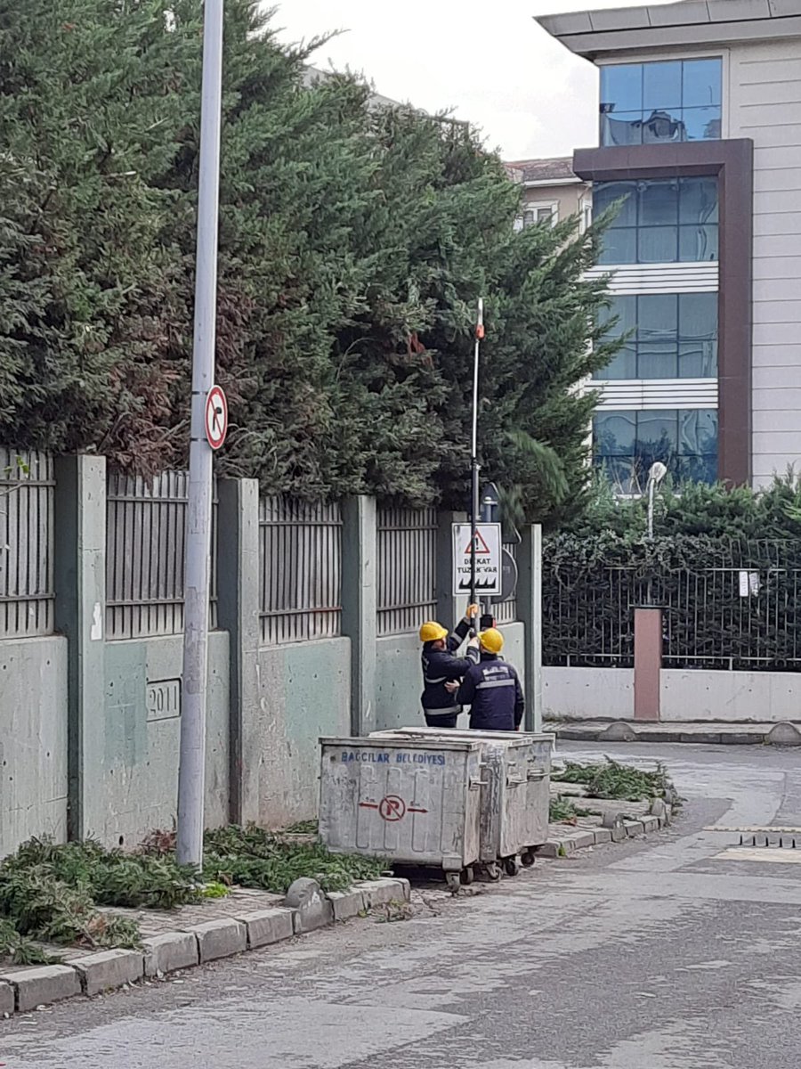 Bağcılar Belediyesi ekipleri tarafından okulumuz bahçesindeki ağaçlara budama işlemi yapıldı. İlgilerinden ve emeklerinden dolayı çevreci belediyemize teşekkür ederiz. <a href="/abdullahucgun33/">Abdullah Uçgun</a>  <a href="/abdullahozdemir/">Abdullah Özdemir</a>  <a href="/BagcilarBld/">Bağcılar Belediyesi</a>  <a href="/TC_Bagcilar/">Bağcılar Kaymakamlığı</a>