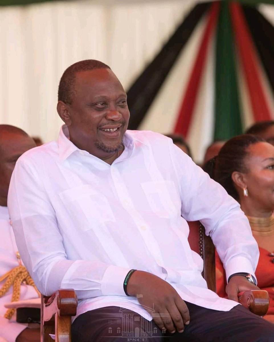 Naomikibandi's tweet photo. One second,Give President Uhuru a like. Show him love ❤️ https://t.co/7gHj90F0Q4