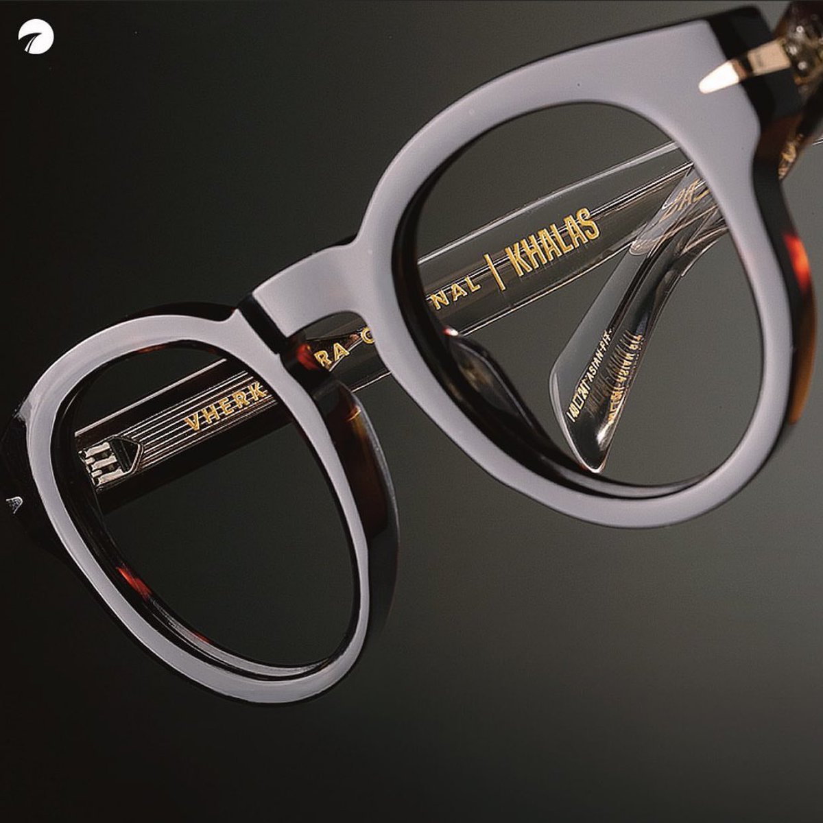 DAMN lah! KHALAS model got my attention as well. Dark brown lens frame, peaking with the tortoiseshell pattern on the temple, and finishing off with clear temples all the way to the end.
Boleh ya buat yang mau kasih kado ini 😜